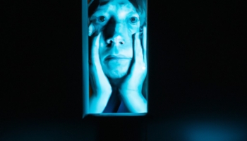 La luz azul de tus dispositivos electrónicos podría estar causando arrugas 